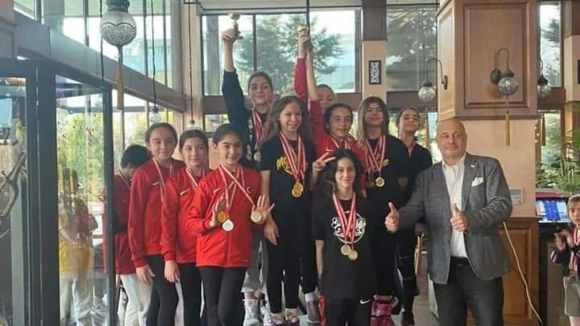 Lozange Dans Yarışmasında Okulumuz Öğrencileri Başarılarını Kazandıkları Madalyalar İle Taçlandırdılar