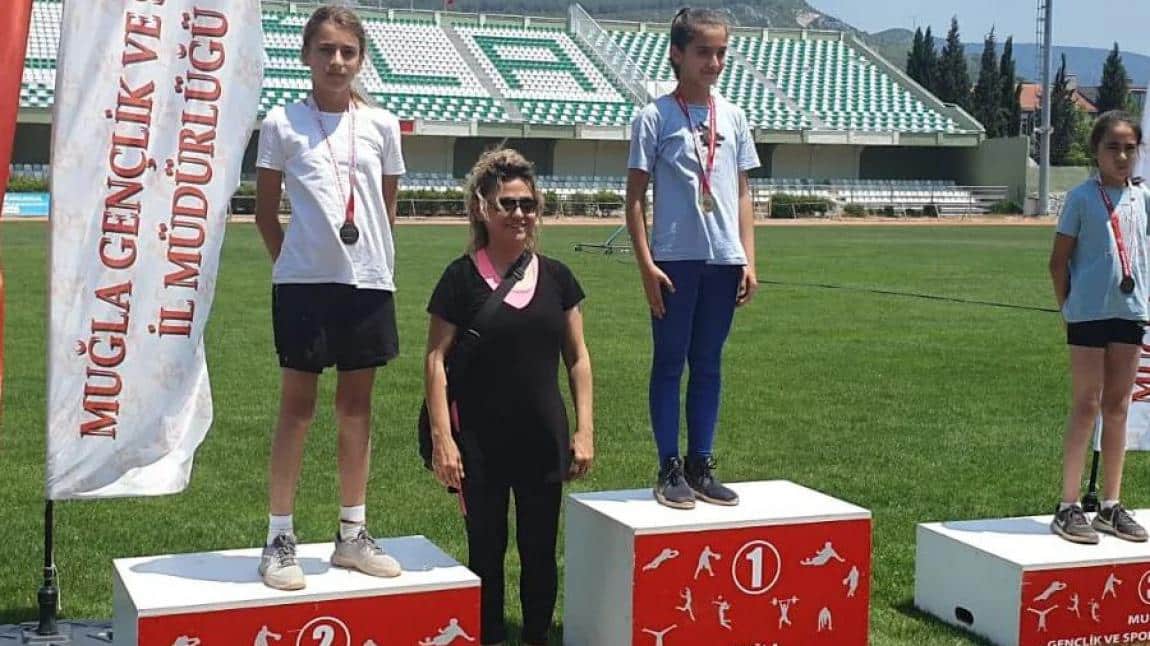 Türkiye'nin En Hızlısı Yarışmaları 60m Koşuda Okulumuz 5D Sınıfı Öğrencisi Duru SERTTOP 2011 Yaş Gurubunda Muğla 2.si Oldu