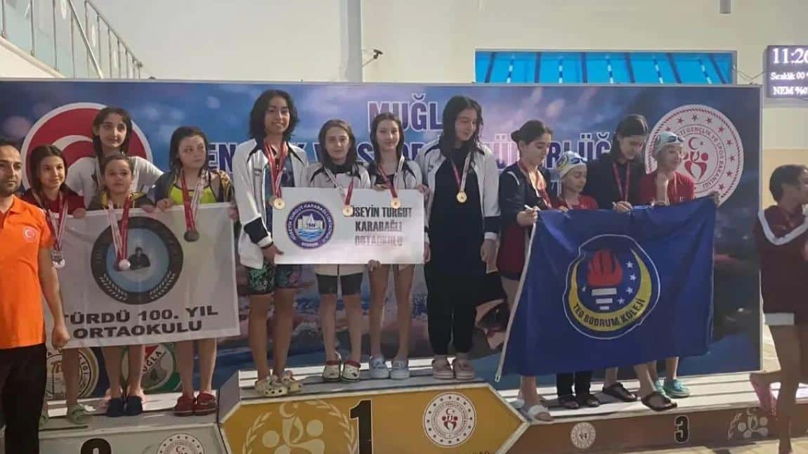 Türkiye Yüzme Federasyonu tarafından düzenlenen Okul Sporları Yüzme Yarışmaları Okulumuz Öğrencileri Farklı Kategorilerde Elde Ettikleri Dereceler ile Gururumuz Oldular.