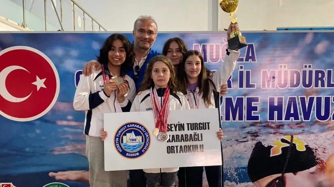 Türkiye Yüzme Federasyonu Tarafından Düzenlenen Okul Sporları Yüzme Yarışmaları Genel Klasmanda İl 1.si Olarak ilçemizi ve ilimizi Bölge Finallerinde Temsil Etmeye Hak Kazandık